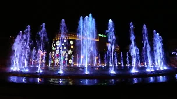 Farbenfroher Brunnen auf der Plaza Catalunya — Stockvideo