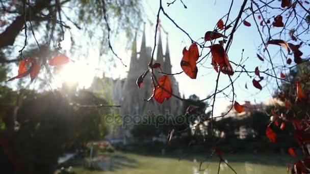 La sagrada familia Kirche im Herbst — Stockvideo