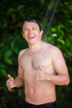 Soğuk bir duş altında adam