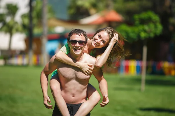 Pareja feliz en el resort — Foto de Stock