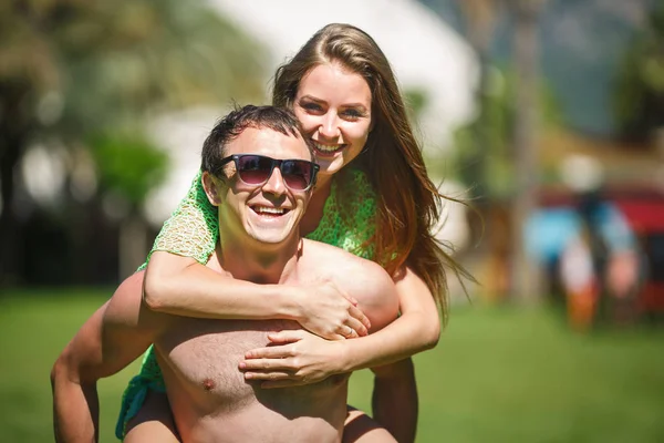 Pareja feliz en el resort — Foto de Stock