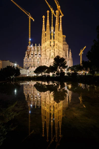 La Iglesia de La Sagrada Familia en la noche —  Fotos de Stock