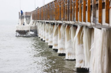 Buz kaplı pier