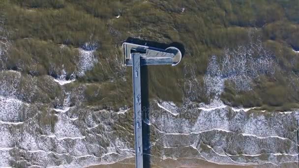 Vista aérea del muelle en la playa — Vídeo de stock