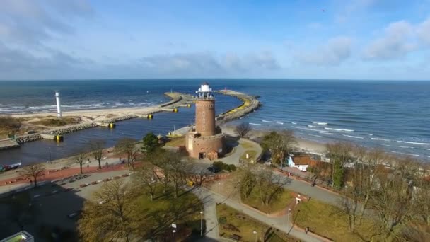 Faro en la orilla del mar Báltico — Vídeos de Stock