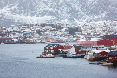 Kışın Reine Köyü