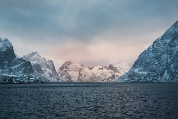 Lever de soleil sur les montagnes — Photo