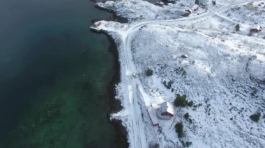 Balık tutma evin üzerinde uçan
