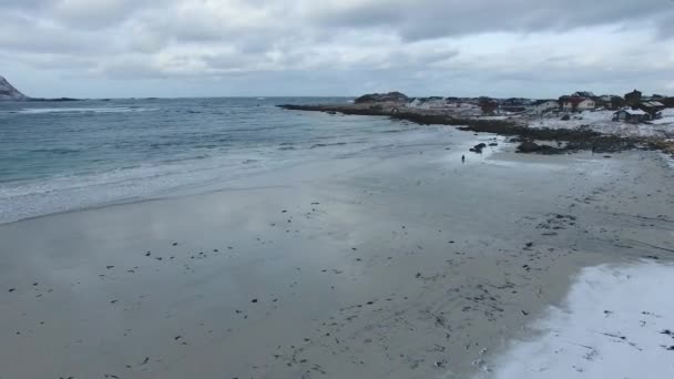 Пляж Rambergstranda на Лофотенских островах — стоковое видео