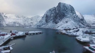 Kışın Hamnoy köyünün havadan görünümü