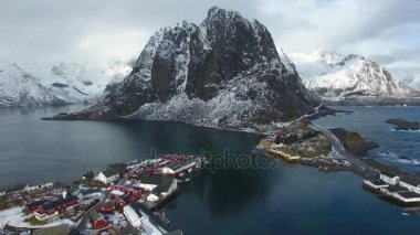 Kışın Hamnoy köyünün havadan görünümü