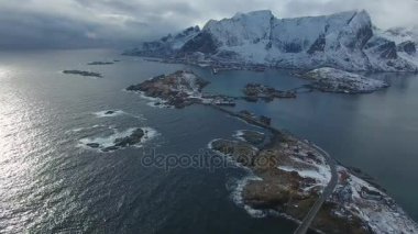 Kışın Hamnoy köyünün havadan görünümü