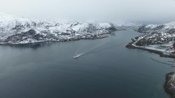 De vissersboot in de Lofoten eilanden — Stockvideo