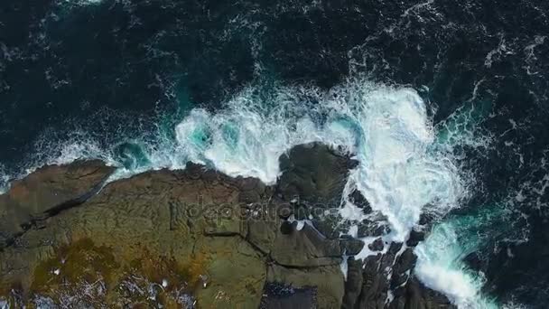 Παλίρροια στη θάλασσα, θέα από ψηλά — Αρχείο Βίντεο