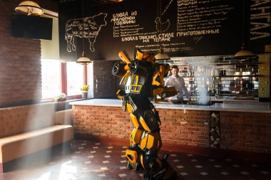 Bumblebee yemek istiyor