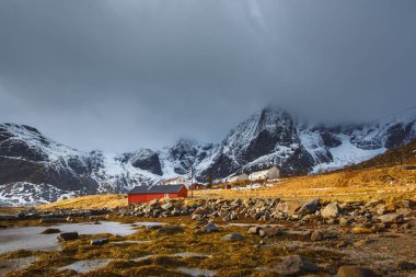 Parlak kırmızı evleri