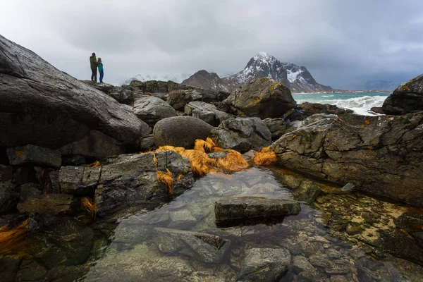 Ζευγάρι σε Lofoten — Φωτογραφία Αρχείου