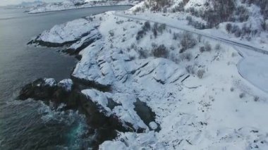 Lofoten karlı sahil
