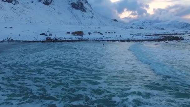 A Scansanden beach Lofotens szörfözés — Stock videók