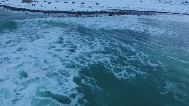 Surfa på Scansanden stranden av Lofotens — Stockvideo