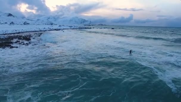 Серфінг на Scansanden пляжі Lofotens — стокове відео