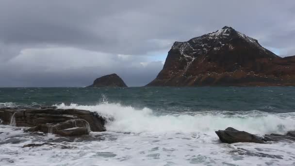 A maré na costa rochosa — Vídeo de Stock