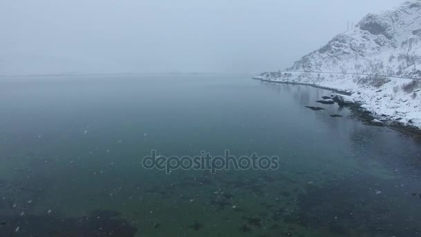 Снежное побережье Лофотена — стоковое видео