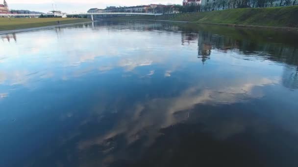 Blauer Himmel spiegelt sich im Fluss — Stockvideo