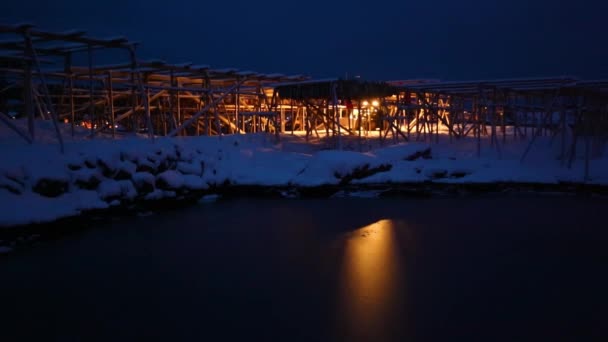 Trabajo nocturno de los trabajadores pesqueros en Lofotens — Vídeo de stock