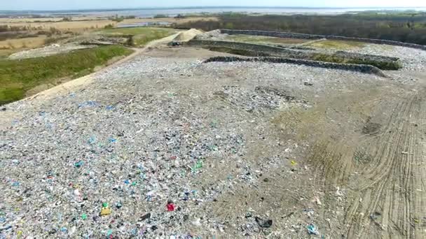 Огромная свалка мусора на окраинах леса — стоковое видео
