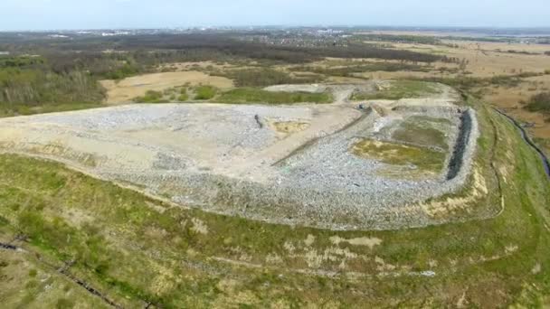 Die riesige Müllhalde am Waldrand — Stockvideo