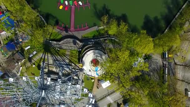 Parque de atracciones, vista desde arriba — Vídeo de stock