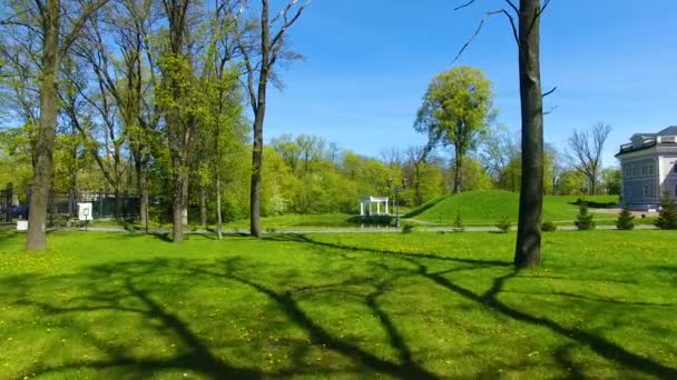 Rotundan i en park, Kaliningrad — Stockvideo