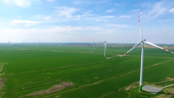 Větrné elektrárny na louce — Stock video