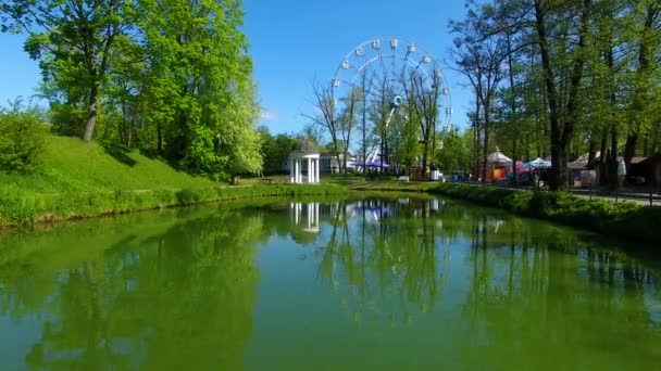 Rotonde in een park, Kaliningrad — Stockvideo