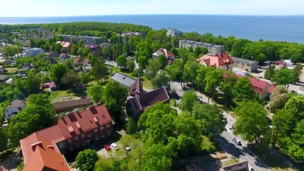 Luchtfoto van de stad Yantarny — Stockvideo