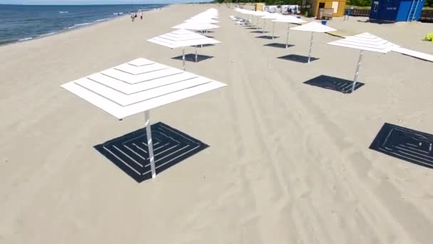 Strand parasols, weergave van bovenaf — Stockvideo