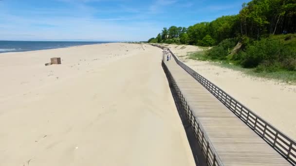 Långa trä strandpromenaden på stranden — Stockvideo