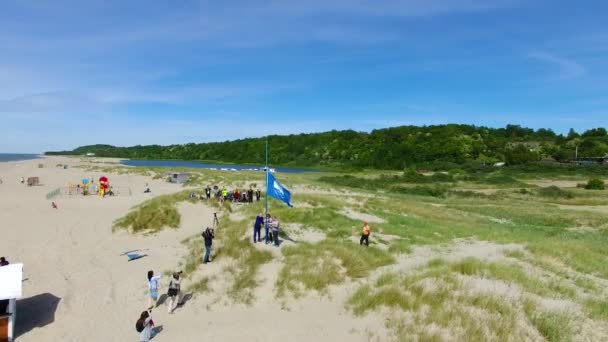 Opening van het seizoen van strand in de badplaats Yantarny — Stockvideo