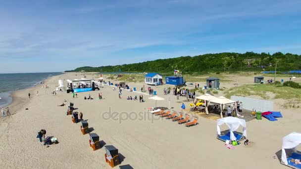 Otevírání sezóny pláži v letovisku Yantarny — Stock video