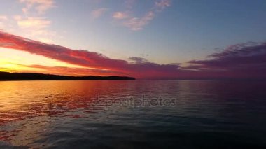 Denizin üzerinde gün batımı