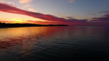 Denizin üzerinde gün batımı