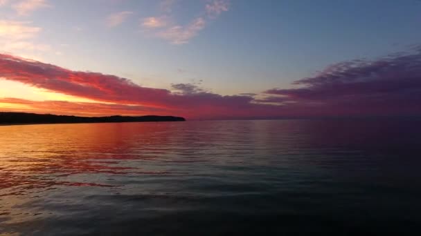 Sonnenuntergang über dem Meer — Stockvideo