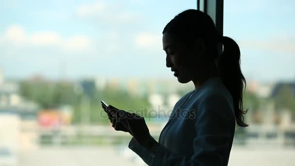 Asiática jovem mulher com tablet — Vídeo de Stock