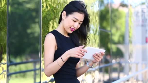 Mujer joven asiática con tableta — Vídeo de stock