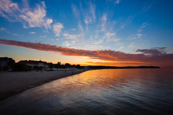 Puesta de sol roja sobre el mar — Foto de Stock