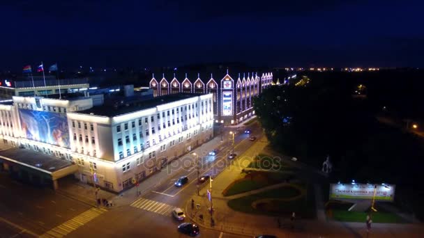 Noční náměstí vítězství v Kaliningrad — Stock video