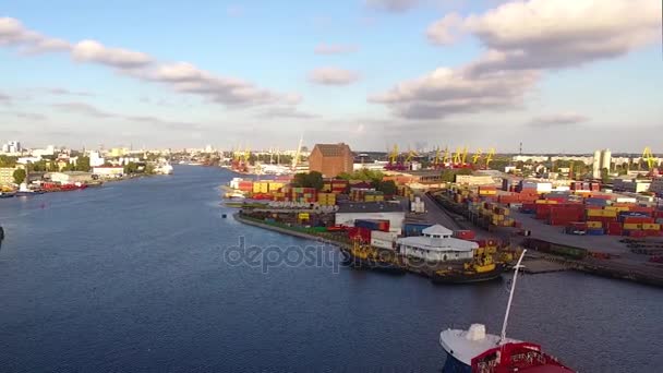 Navire porte-conteneurs dans un port — Video