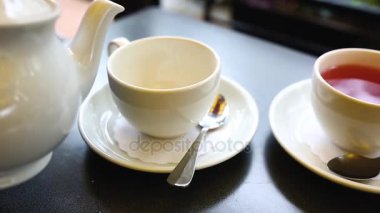 Bir kafede çay saati