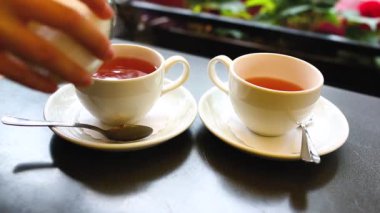 Bir kafede çay saati